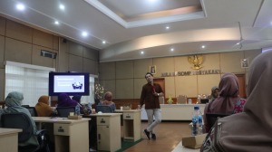 Anang Hermawan, Pengajar DEA Syariah sedang membawakan materi pelatihan di salah satu kelas DEA Syariah yang diselenggarakan BPSDMP Kominfo Yogyakarta.